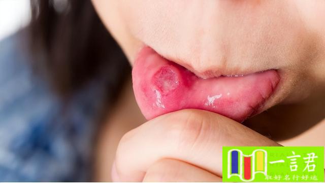 下嘴唇中间有一道竖纹是什么原因（体内有癌，嘴先知？提醒口腔出现这3种迹象，可能是癌症在靠近）